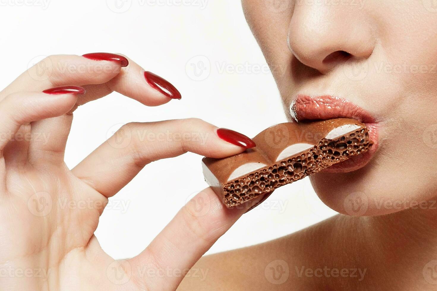 encantador sonriente Adolescente niña comiendo chocolate foto