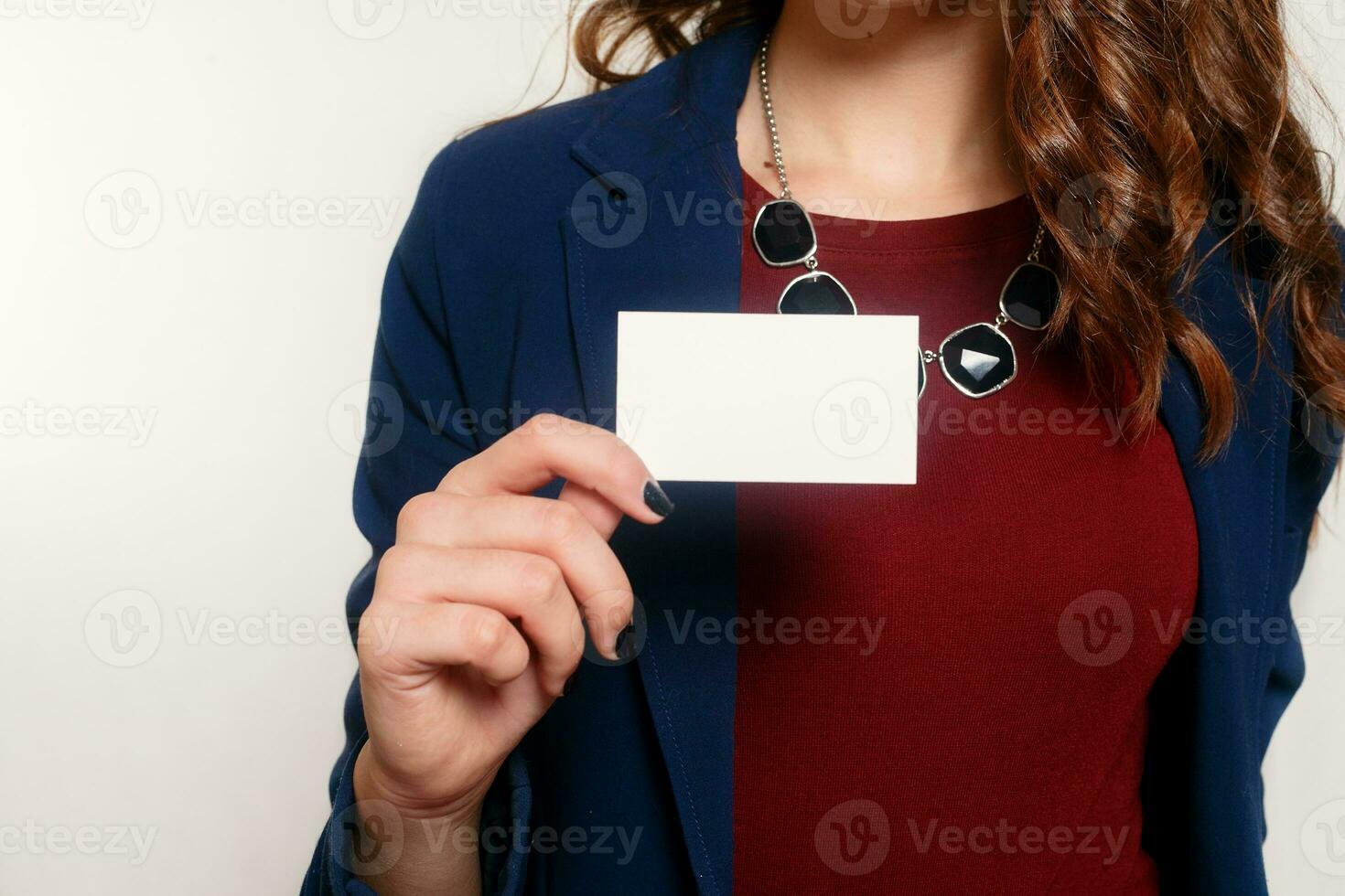 joven mujer de negocios demostración su blanco negocio tarjeta foto