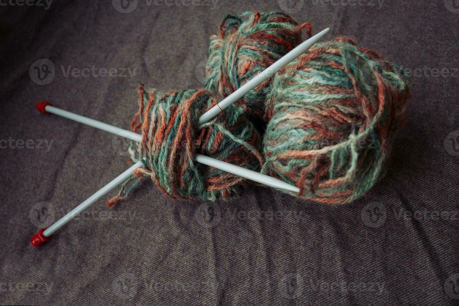 photo ball of yarn with knitting needles