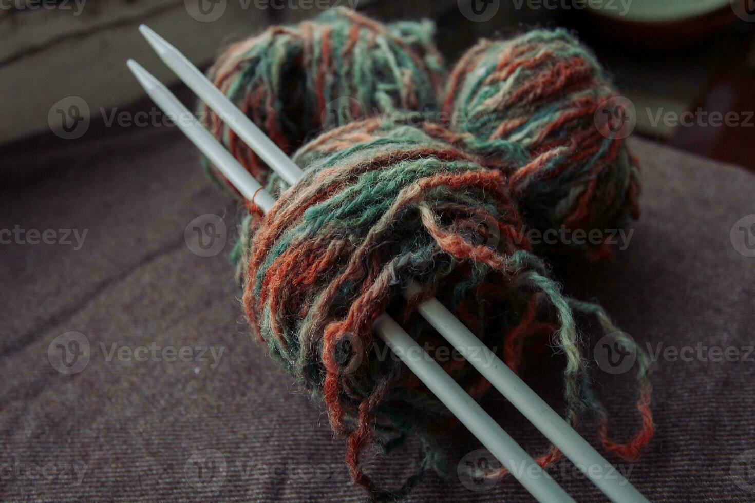 photo ball of yarn with knitting needles