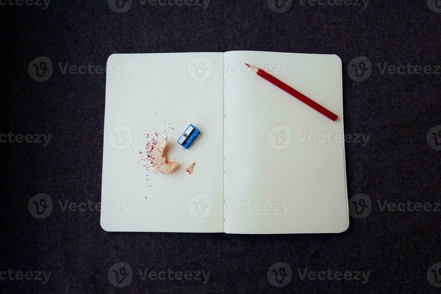 cuaderno con lápiz y virutas foto