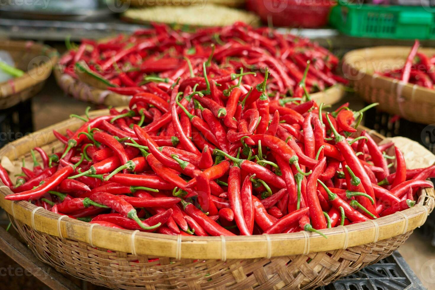 rojo chile pimientos en el mercado en Vietnam. foto