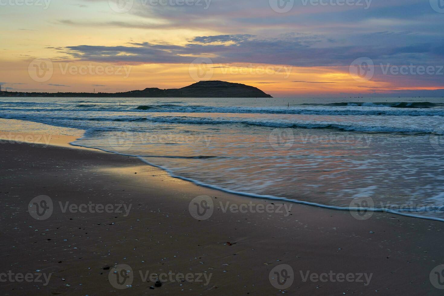 vistoso amanecer en el costa de el sur China mar. foto