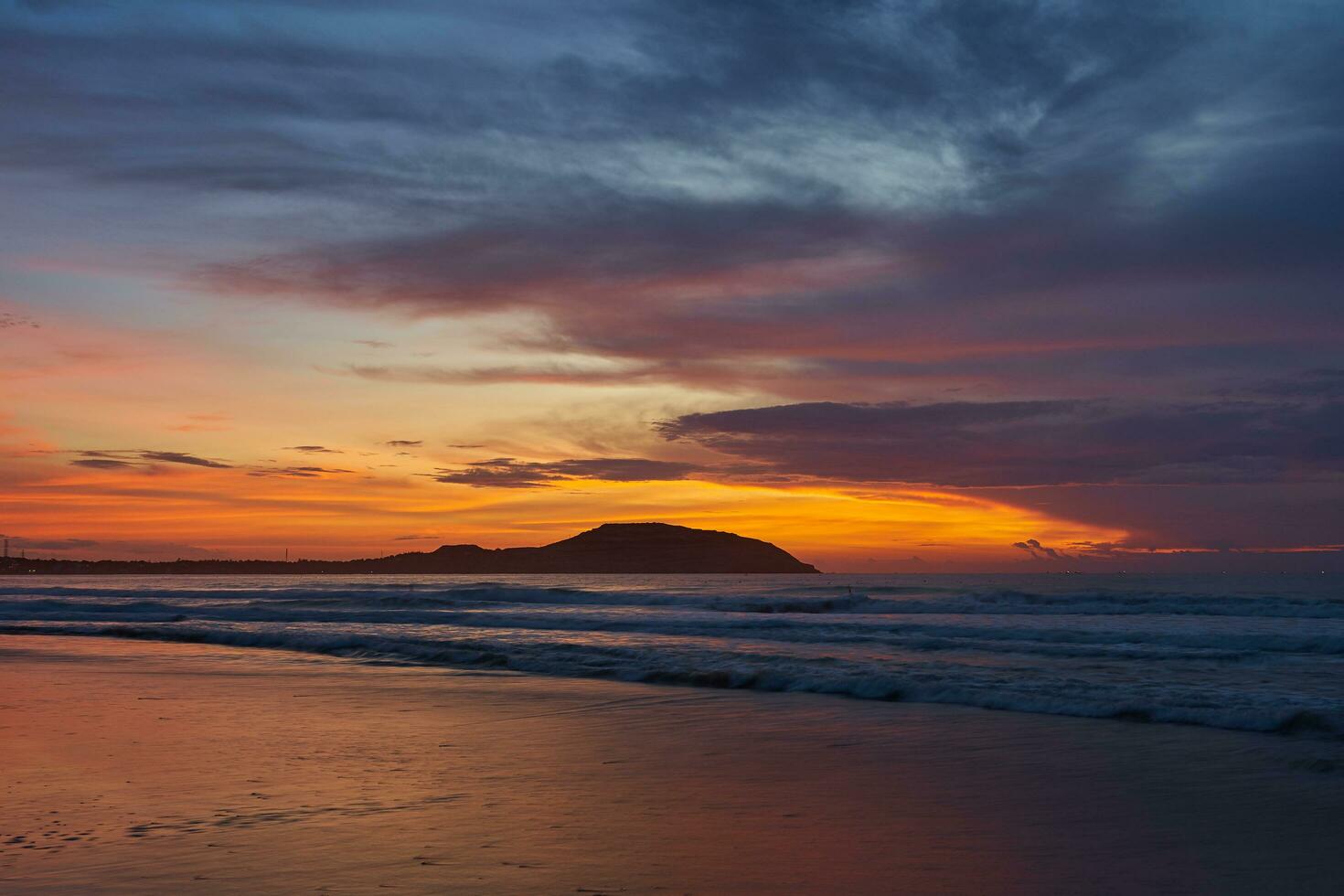 vistoso amanecer en el costa de el sur China mar. foto