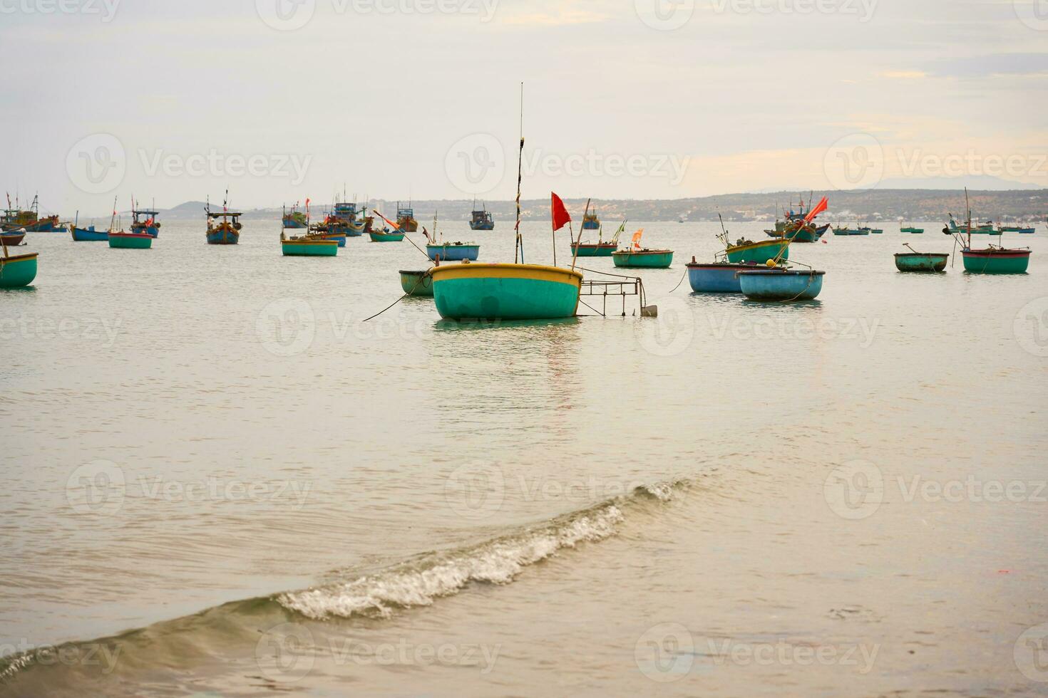 pescadores barcos en puerto, Vietnam. foto