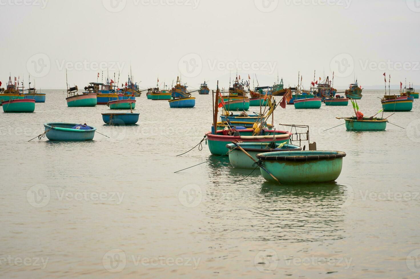 pescadores barcos en puerto, Vietnam. foto