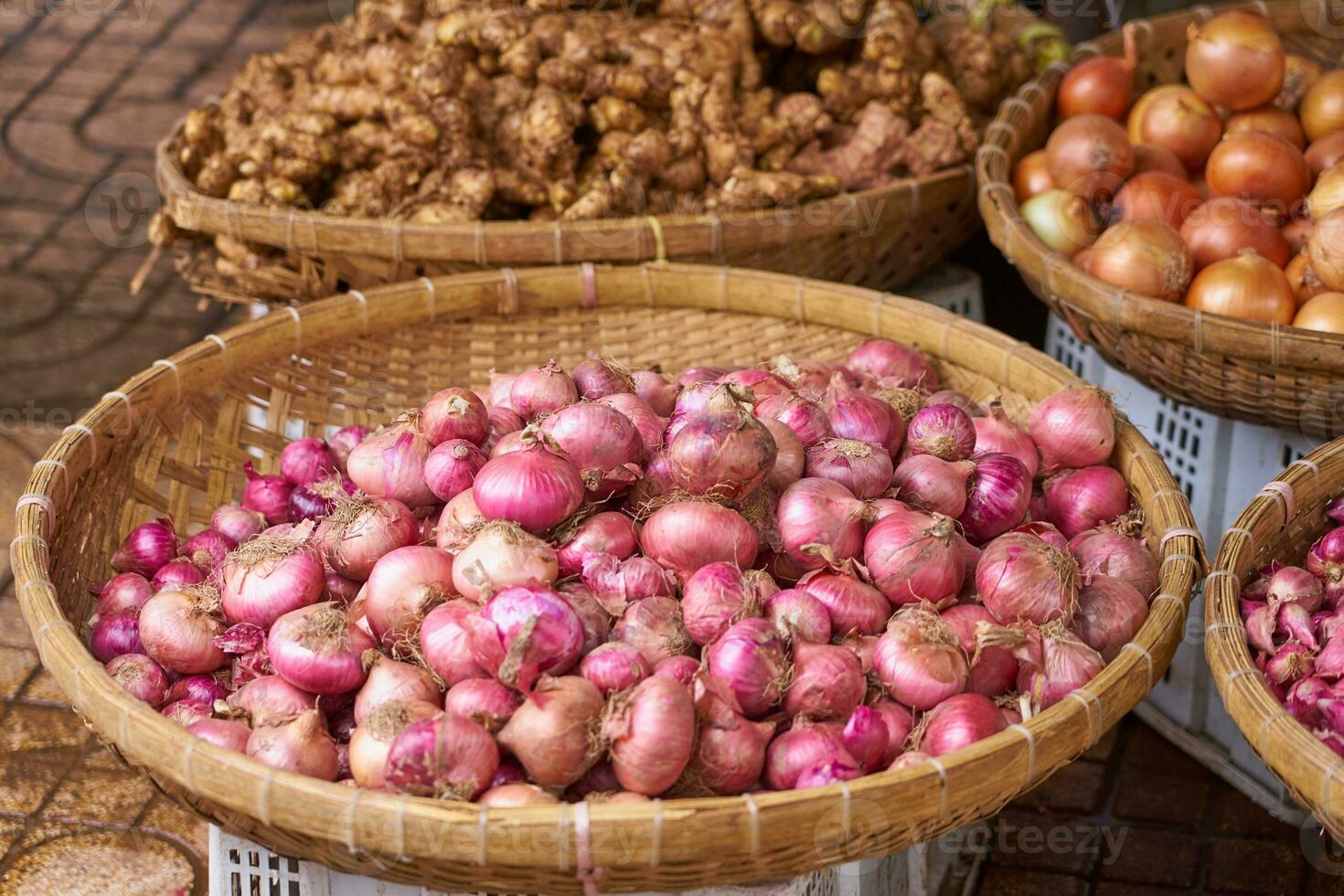 rojo cebollas en el mercado en Vietnam. foto