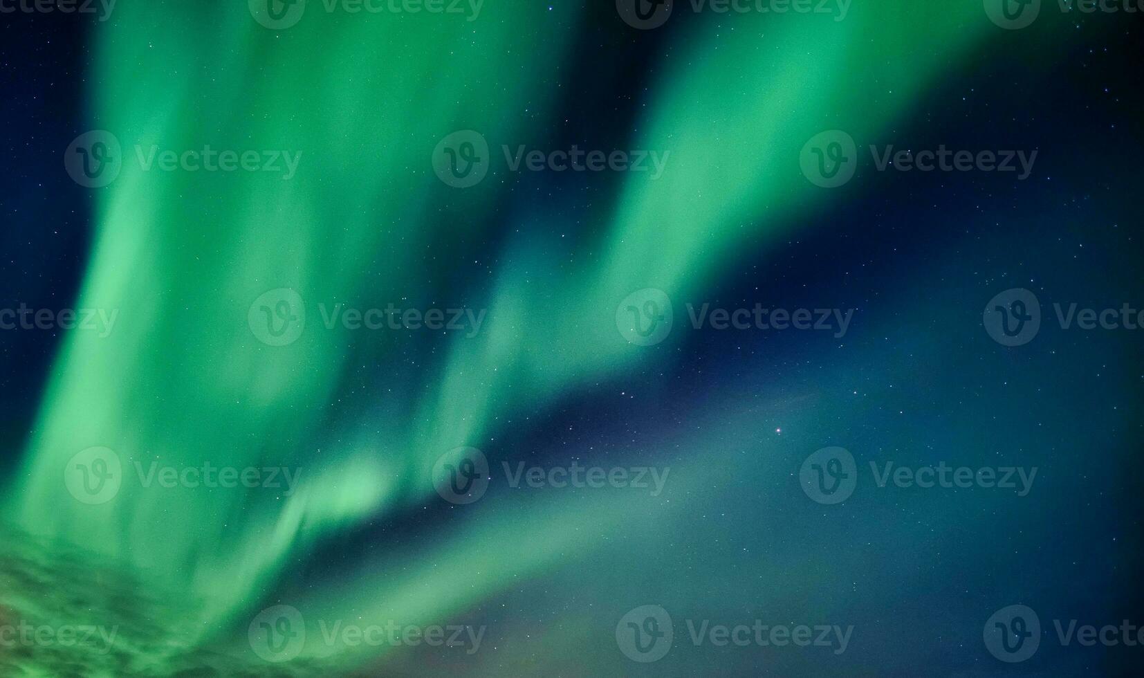 hermosa Aurora borealis y estrellado brillante en el noche cielo en ártico circulo foto