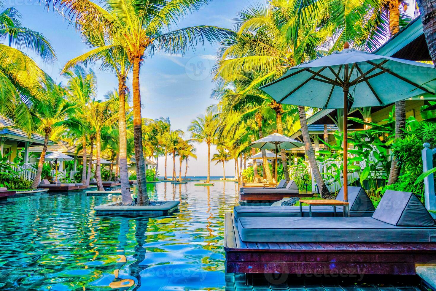 hotel recurso con un maravilloso azul nadando piscina en el medio de naturaleza foto