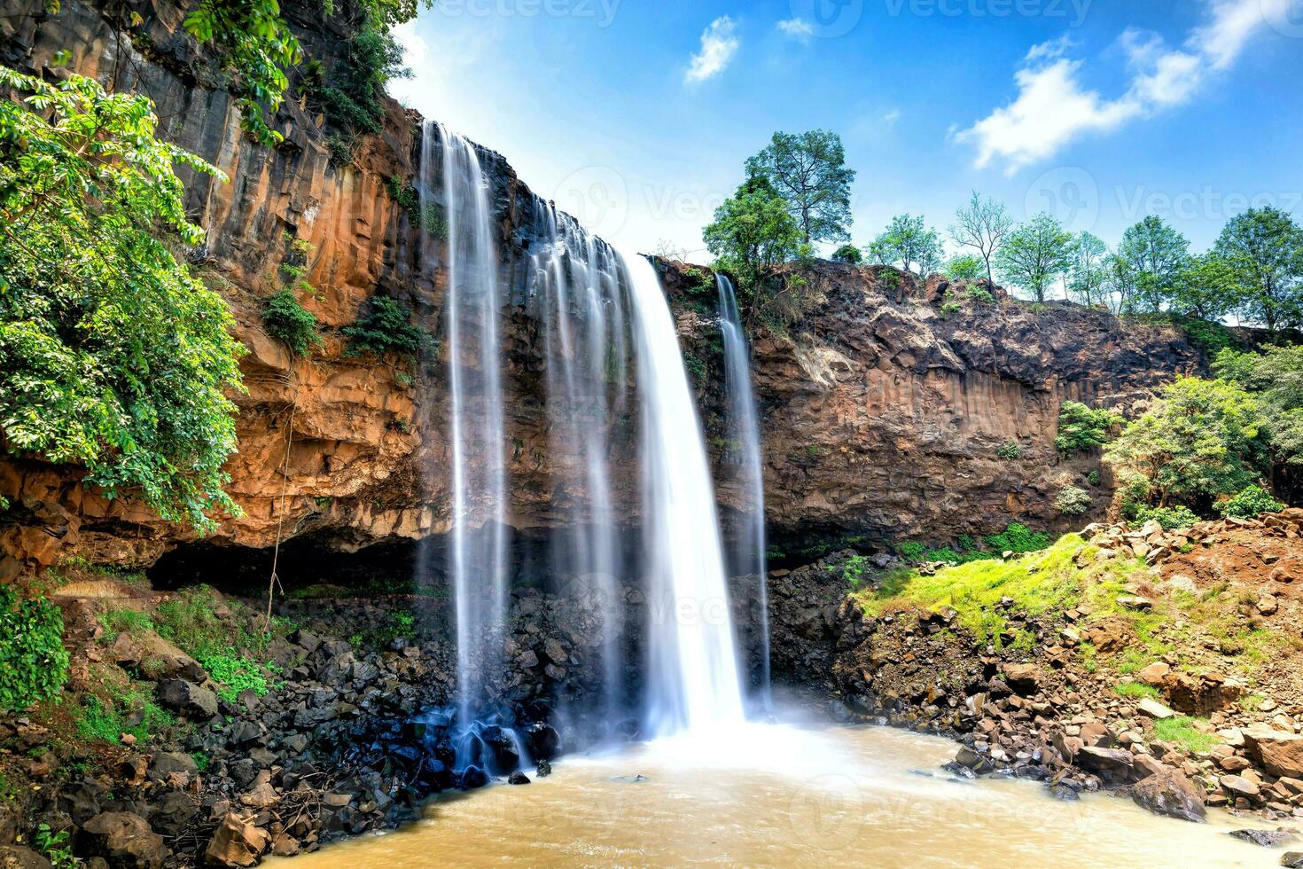 un imagen de cascadas en el tiempo de día foto