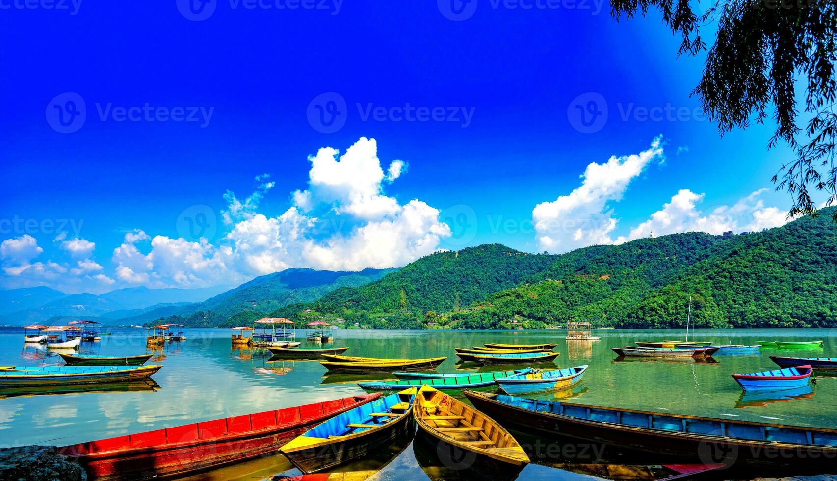 descubrir el belleza de montañoso lago con un barco paseo y complacer en un aventurero paisaje foto