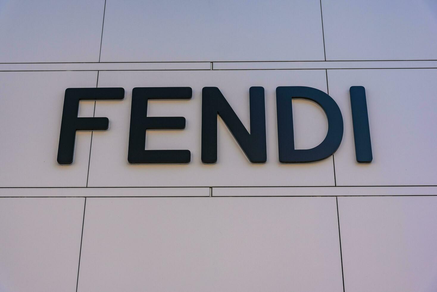 los ángeles, California - abr 19, 2023 - fendi marca Al por menor tienda logo letrero en el escaparate en el compras centro comercial foto