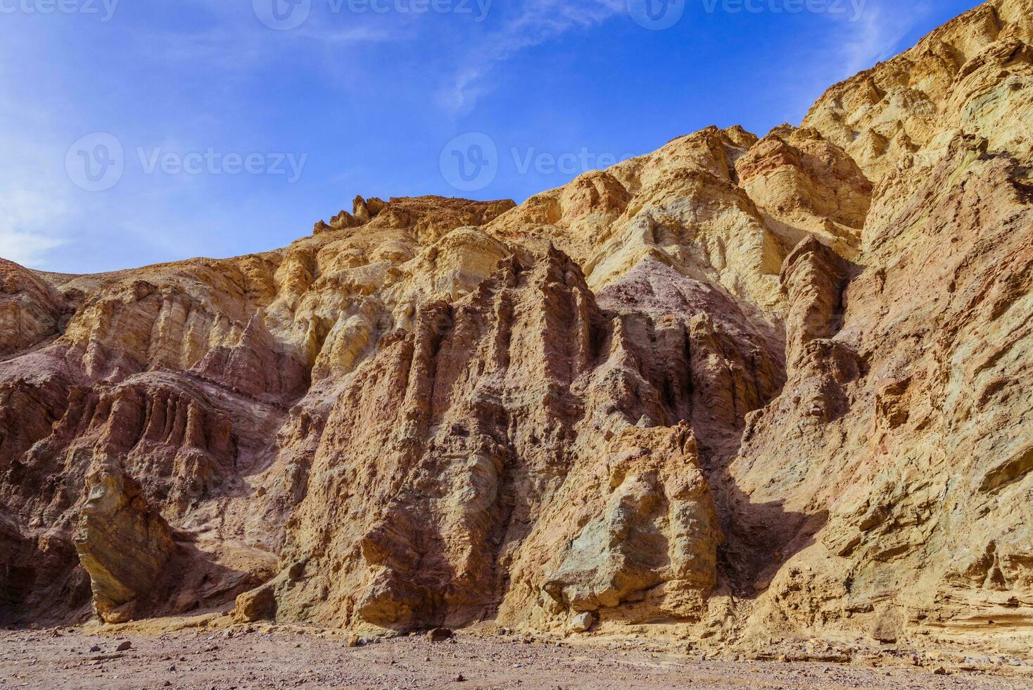 rock en el cañón con un azul cielo en el antecedentes foto