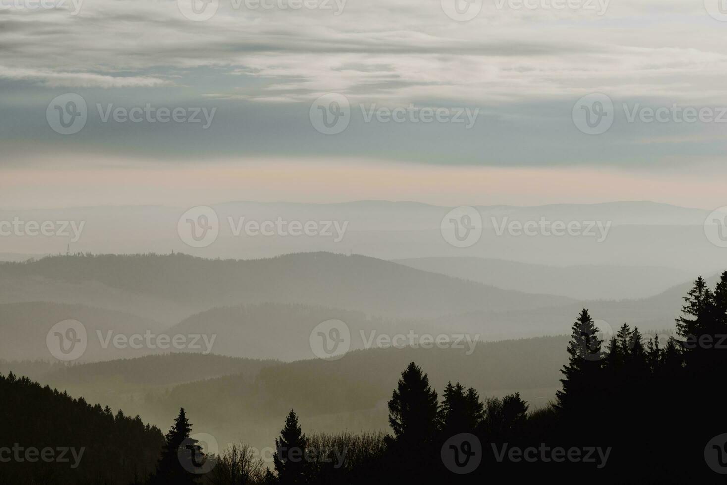 suave niebla en el montañas durante puesta de sol foto