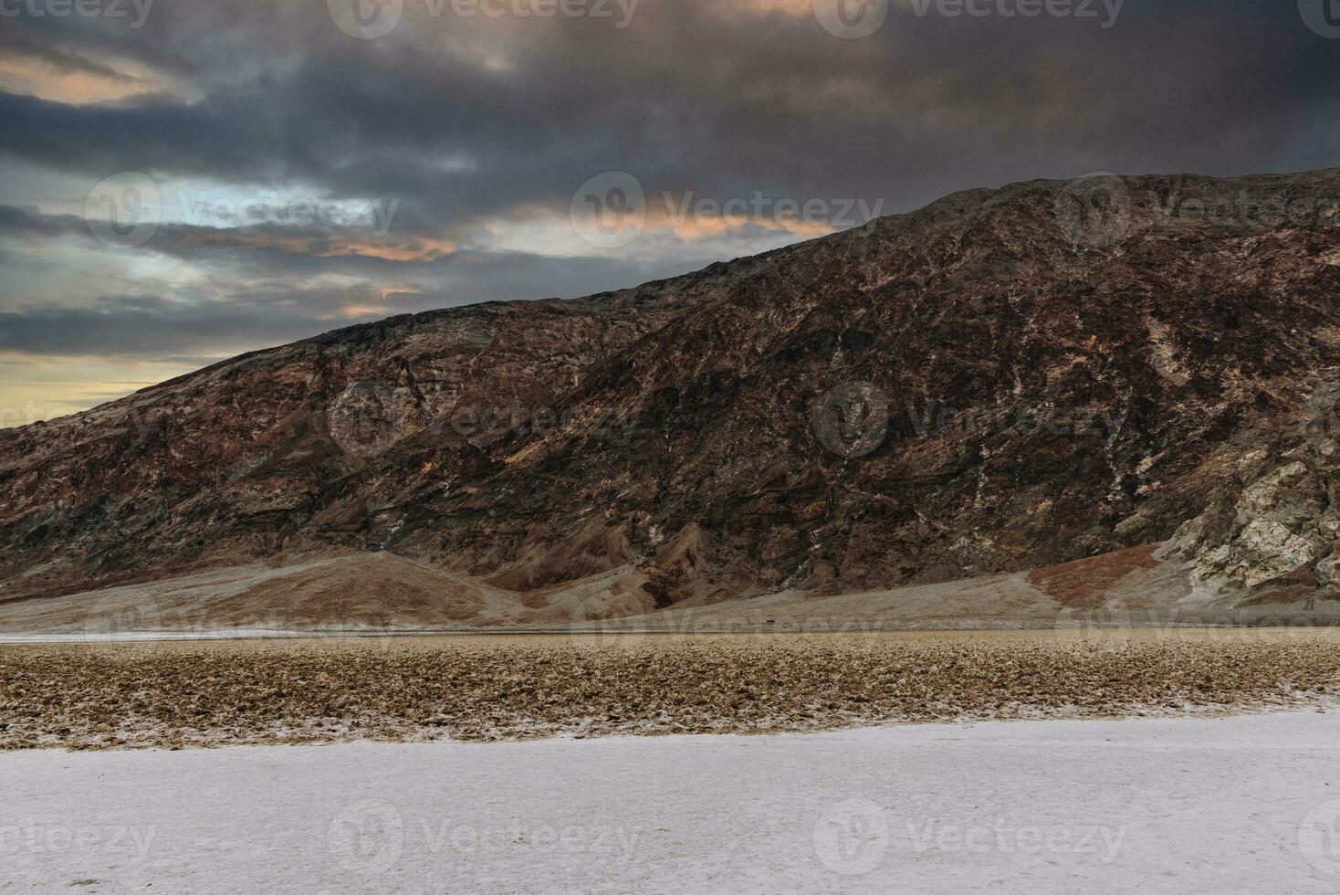 muerte Valle sal lago durante puesta de sol foto