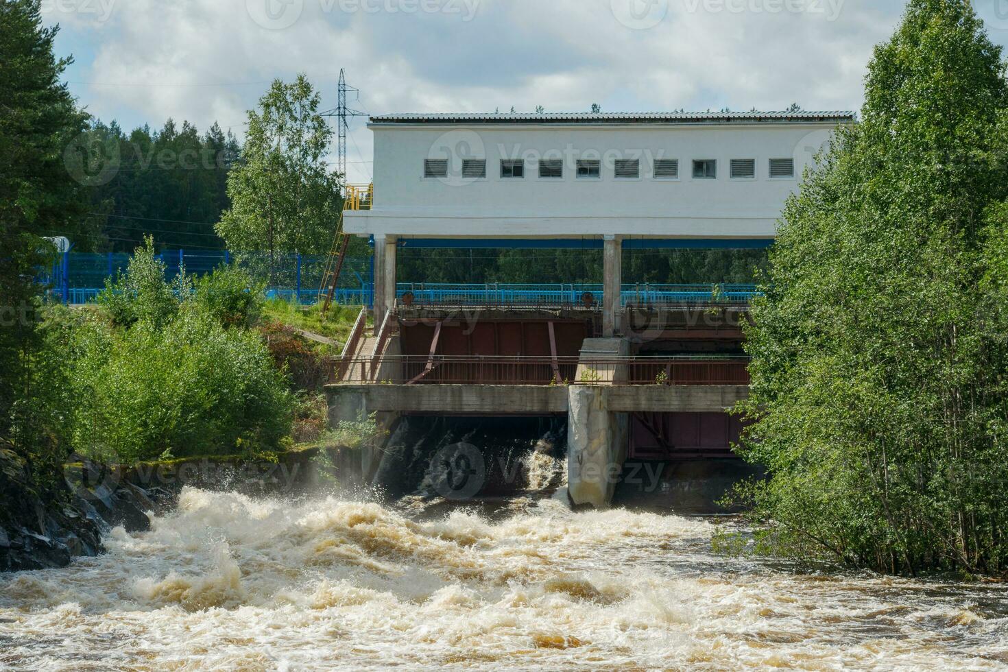 abrió Cerraduras para ocioso descarga de agua a un pequeño hidroeléctrico poder estación foto