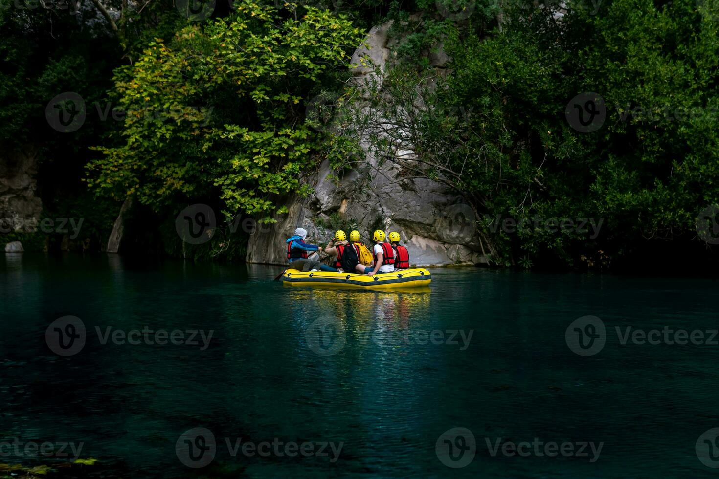 personas en un inflable barco canotaje abajo el azul agua cañón en goynuk, Turquía foto