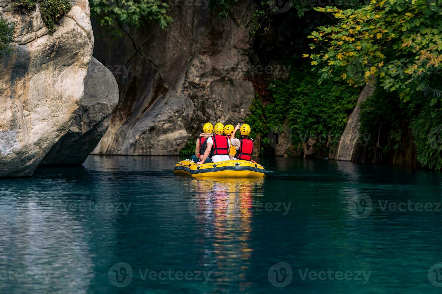 turistas en un inflable barco canotaje abajo el azul agua cañón en goynuk, Turquía foto