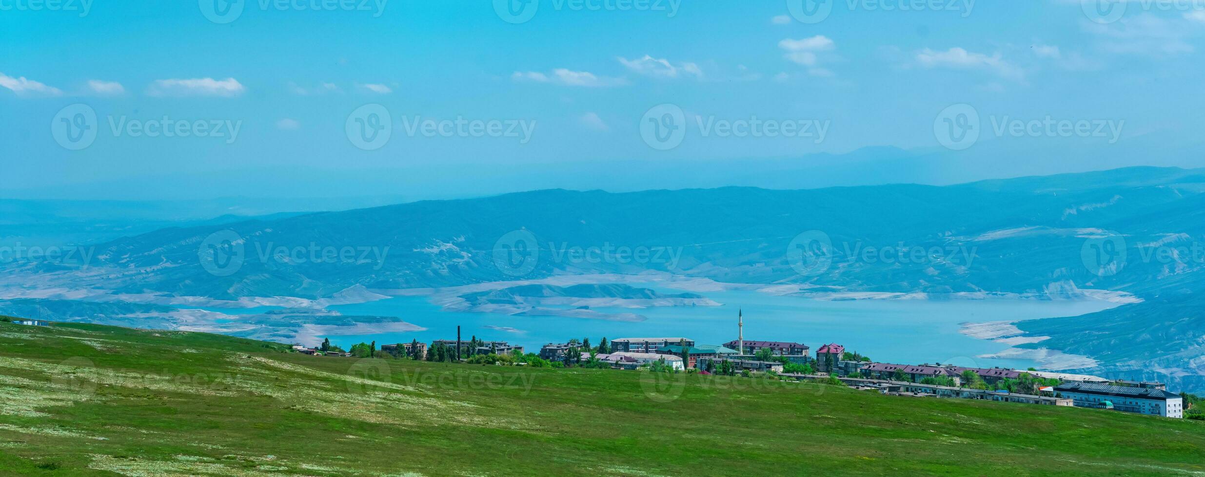 ver de el pequeño montaña pueblo de dubki en el bancos de el chirrido reservorio en daguestán foto