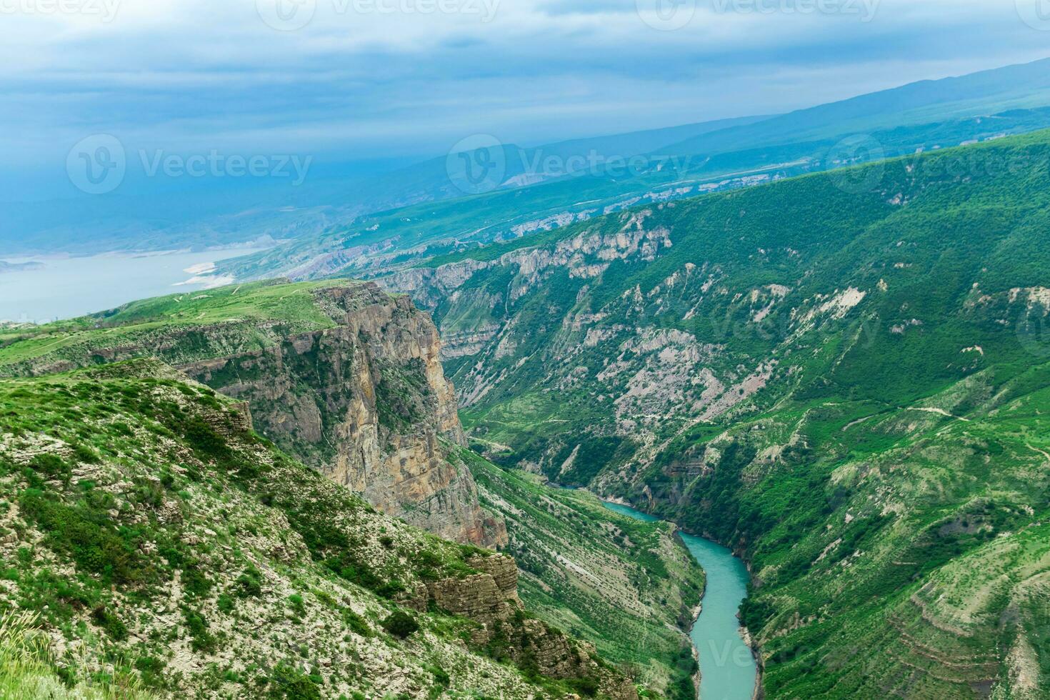 montaña paisaje, ver de el cañón de el sulak río en daguestán foto