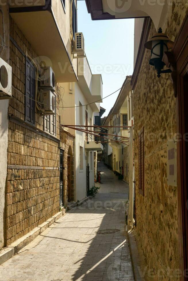 estrecho devanado calles de kaleici, histórico ciudad centrar de antalya, Turquía foto