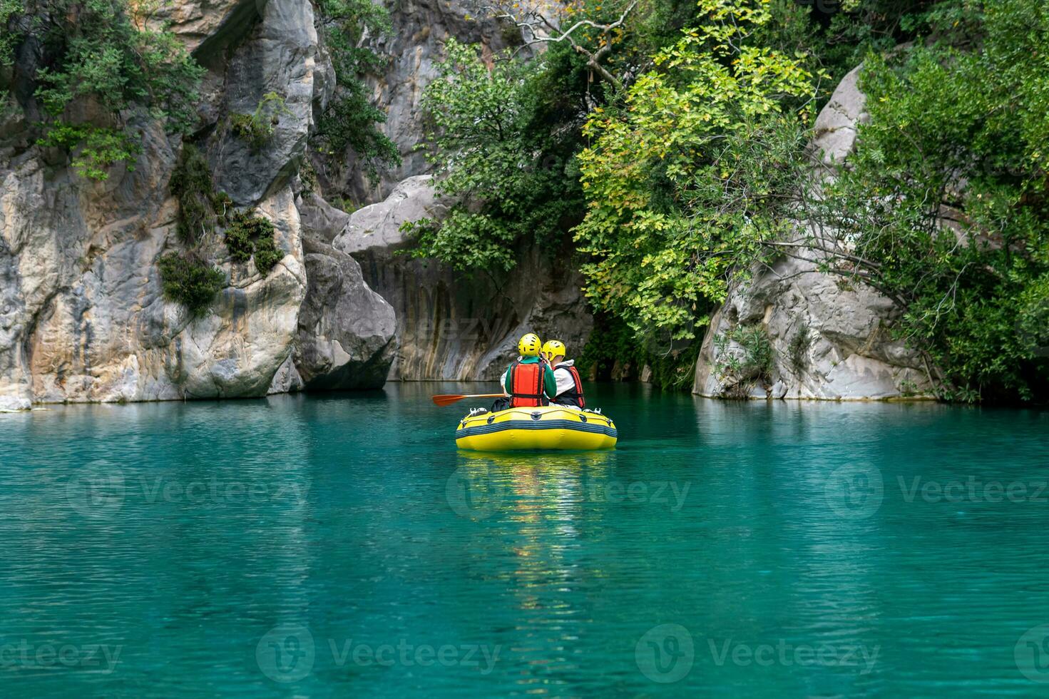 turistas en un inflable barco canotaje abajo el azul agua cañón en goynuk, Turquía foto