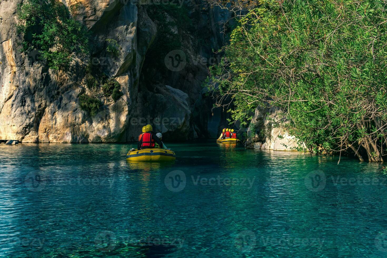 personas en un inflable barcos canotaje abajo el azul agua cañón en goynuk, Turquía foto