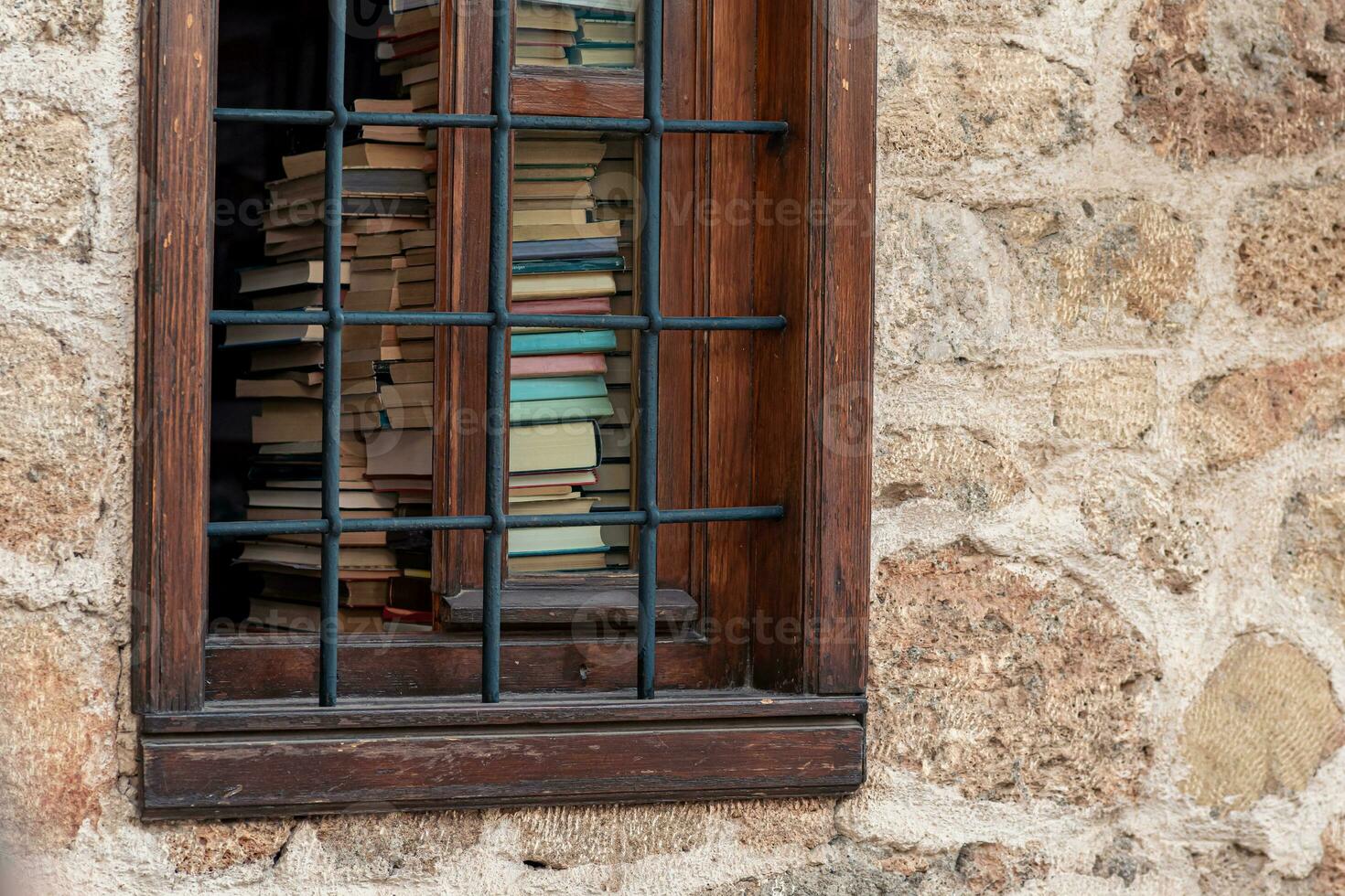 biblioteca ventana en un antiguo edificio foto