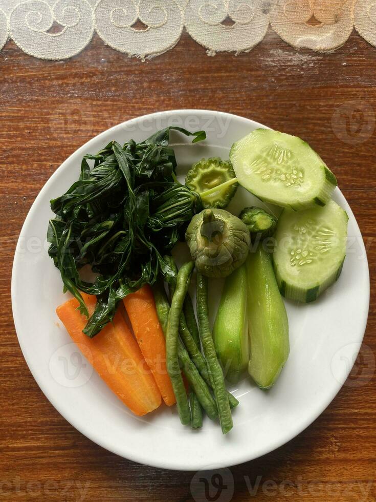 a plate of vegetables on a table photo