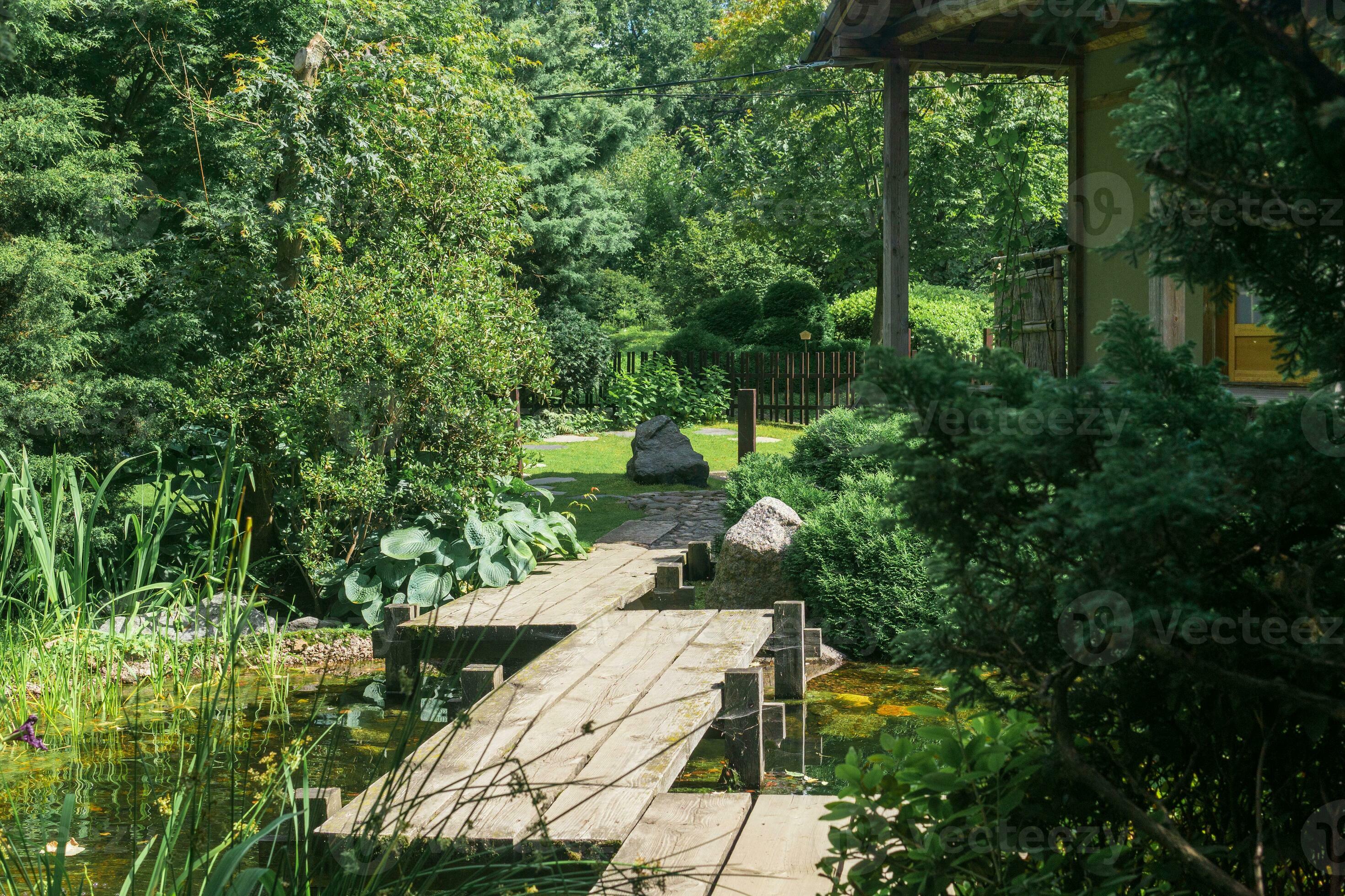 【メール便無料】 japanese tea a and pond a over bridge zigzag a with garden 置物