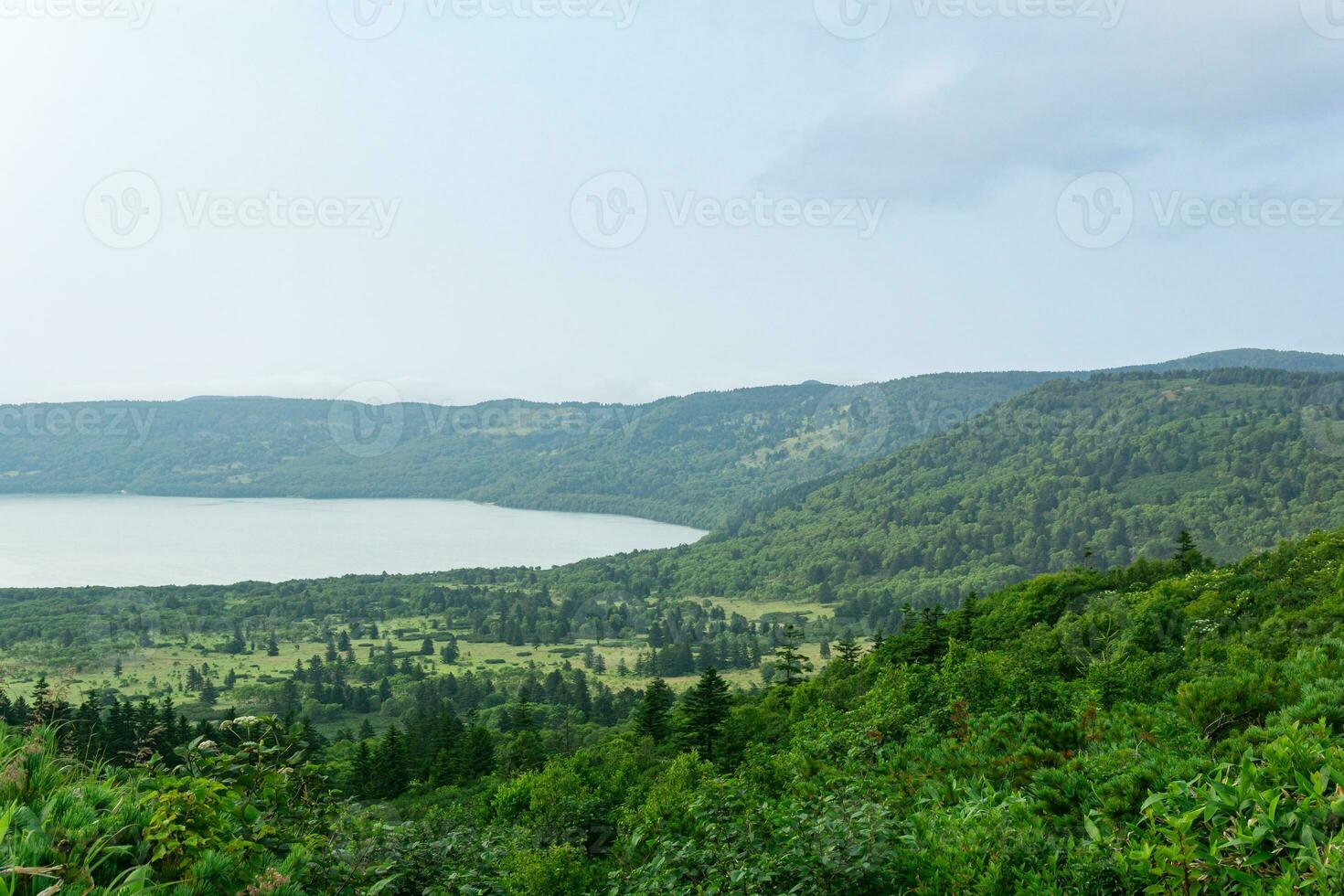 natural paisaje de kunashir isla, ver de el golovnin volcán caldera con caliente lagos foto