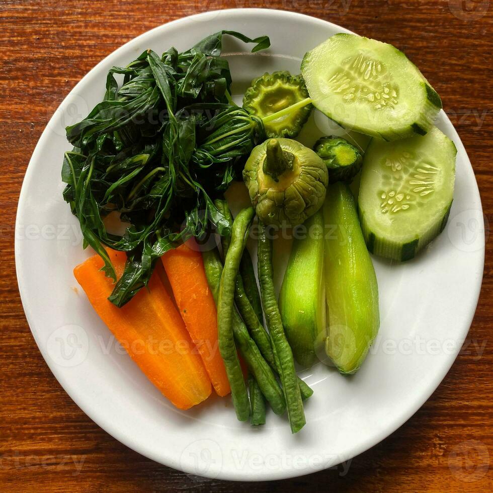 a plate of vegetables on a table photo