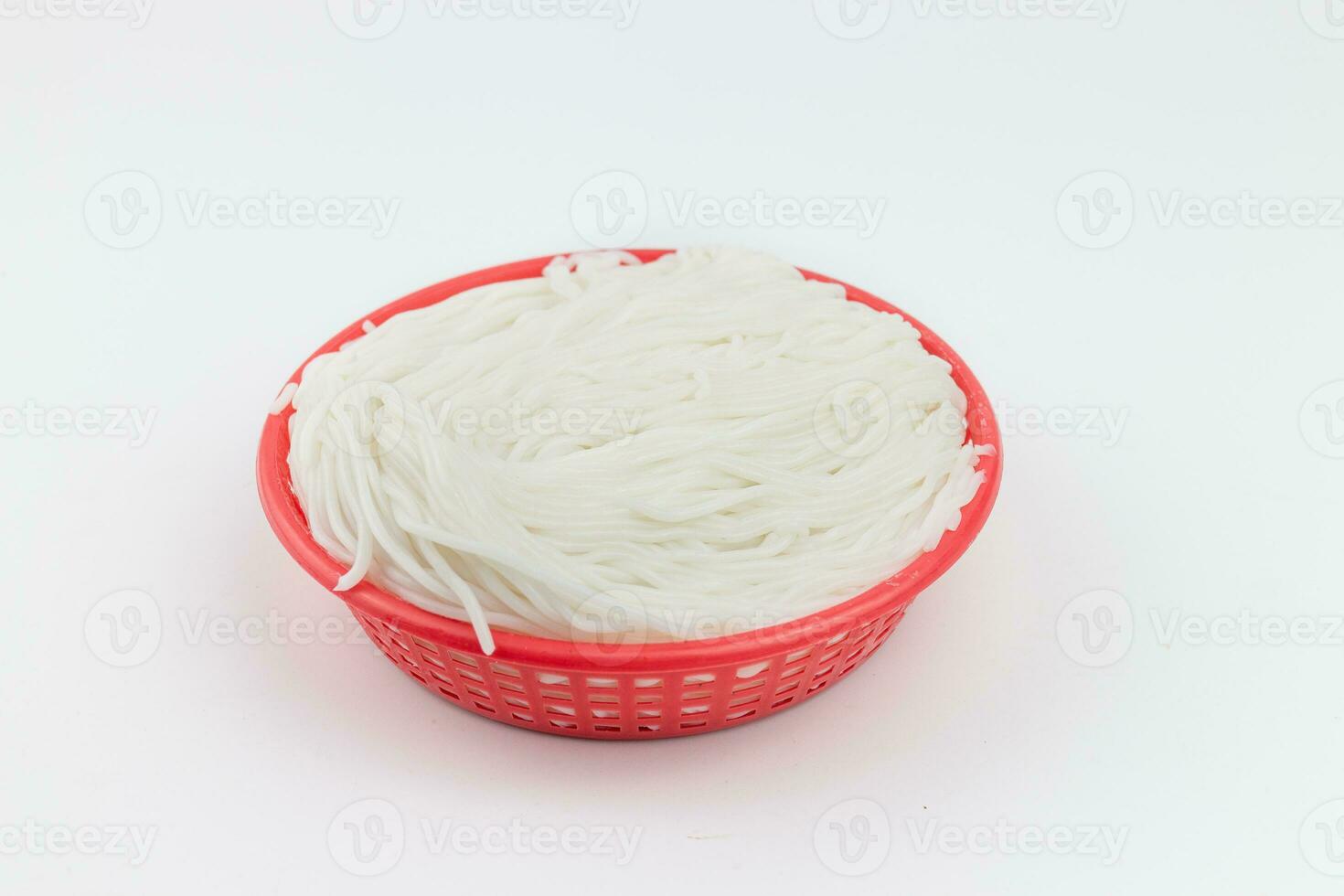 arroz tallarines en rojo el plastico cesta en blanco fondo, tailandia foto