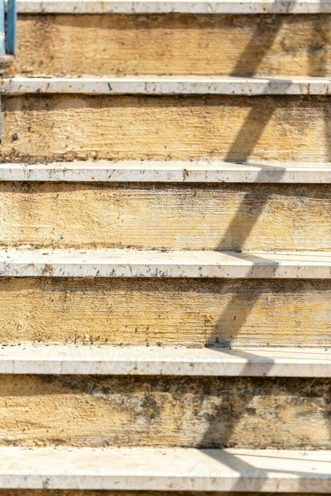 de madera escalera en antiguo de madera casa foto