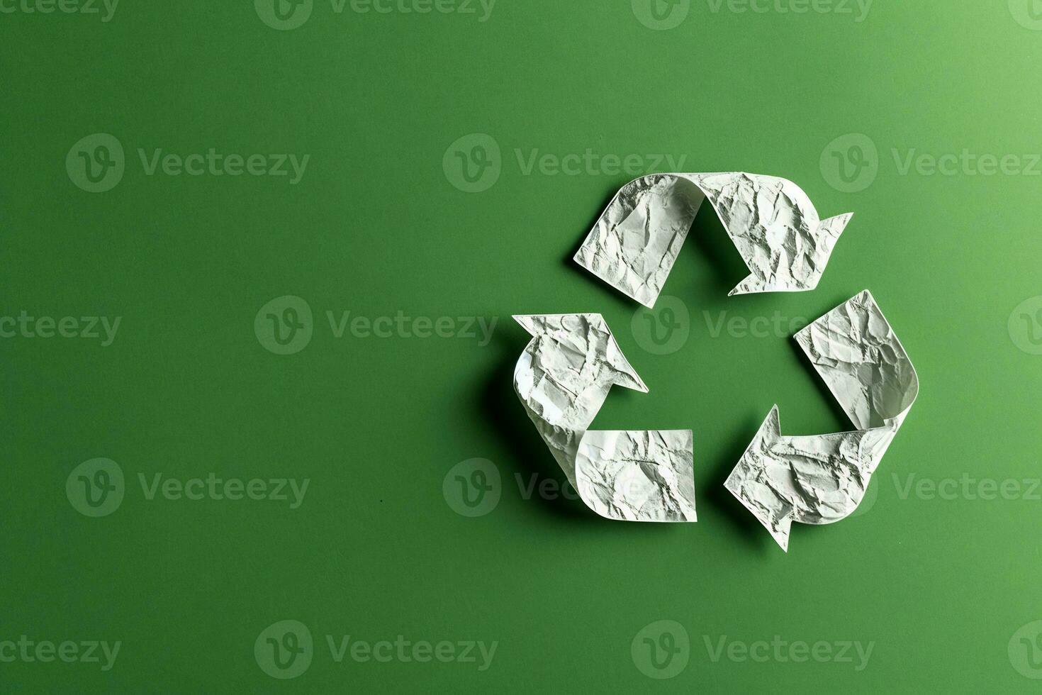 ai generado reciclar símbolo hecho de blanco papel en verde antecedentes foto