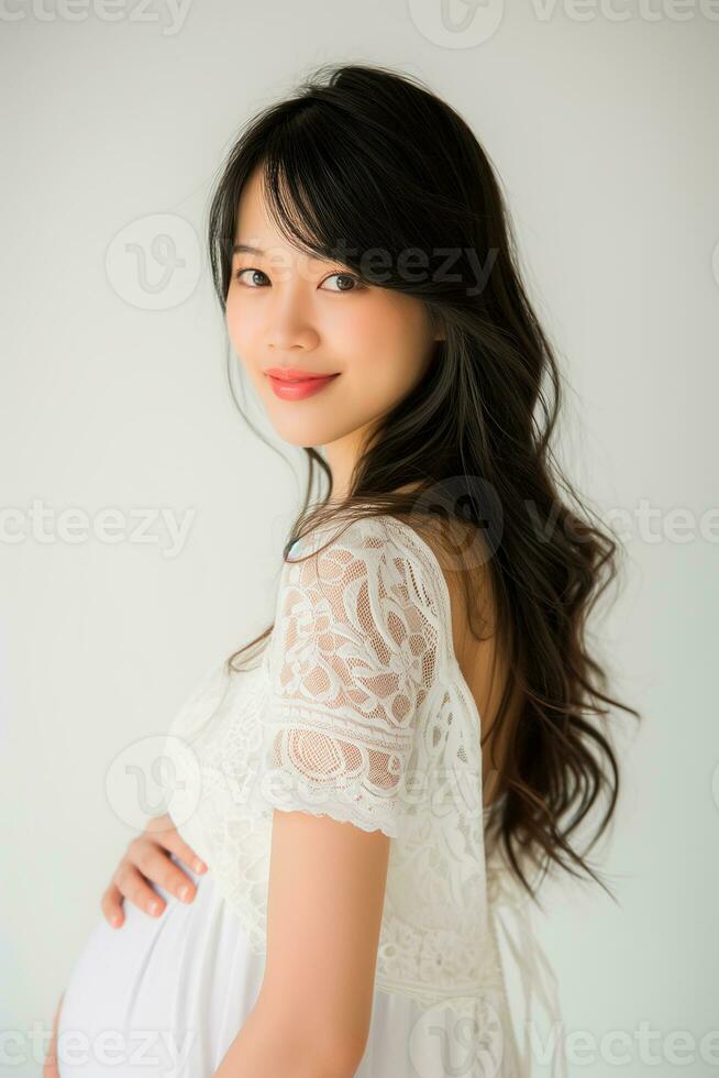 ai generado retrato de hermosa asiático joven embarazada mujer conmovedor barriga en pie en color antecedentes foto