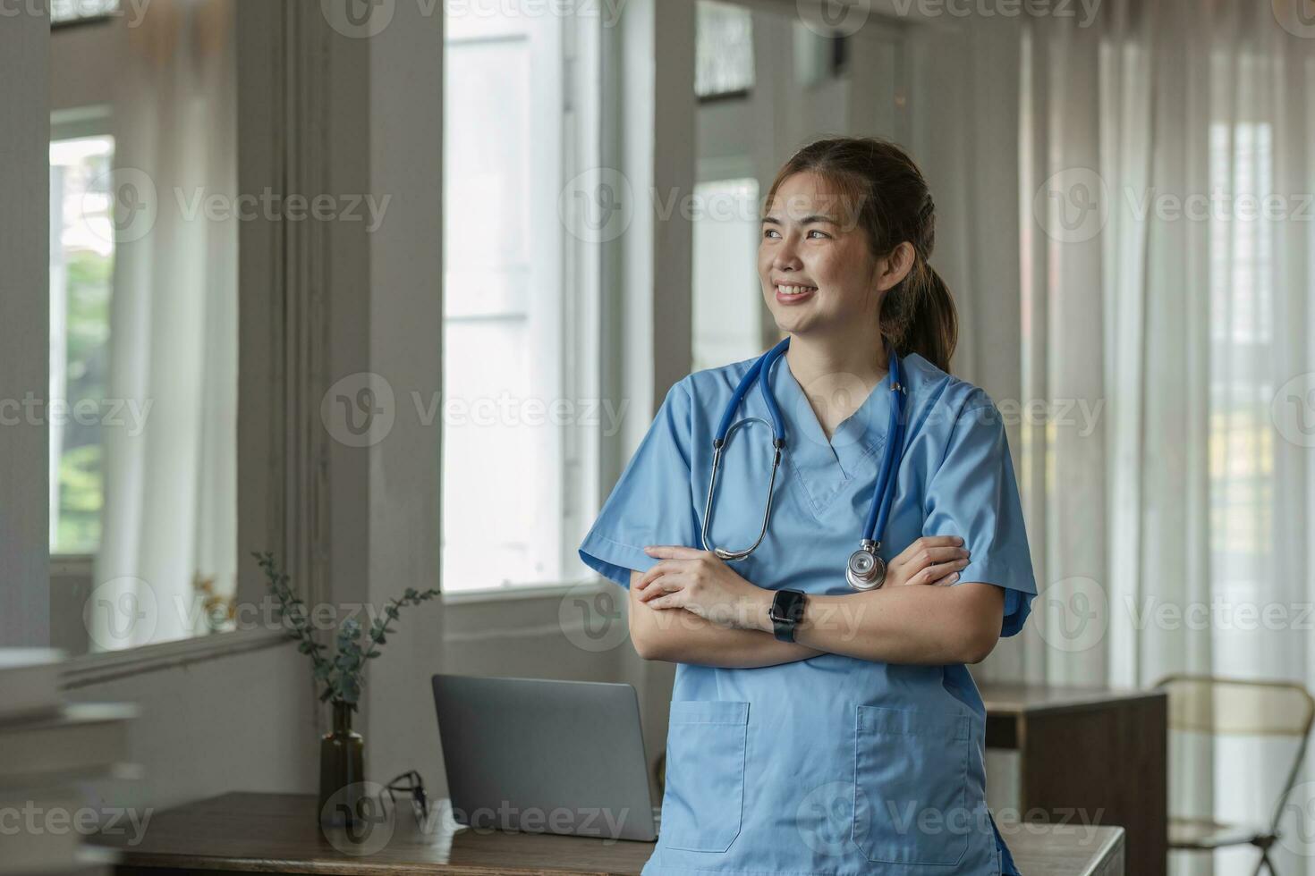 sonriente hembra médico vistiendo un estetoscopio en el del doctor oficina en el hospital foto