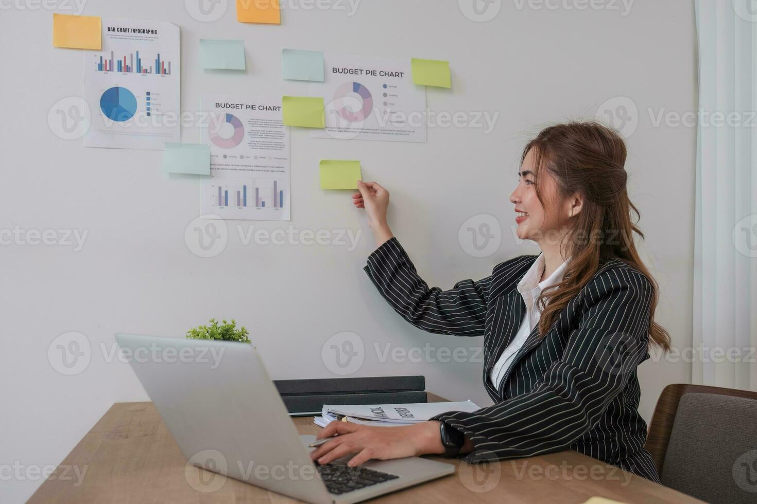 retrato joven mujer de negocios presentación márketing y lucro con confidente a oficina, inversión y seminario para planificación de finanzas, negocio mujer en pie explicando gráfico y grafico. foto