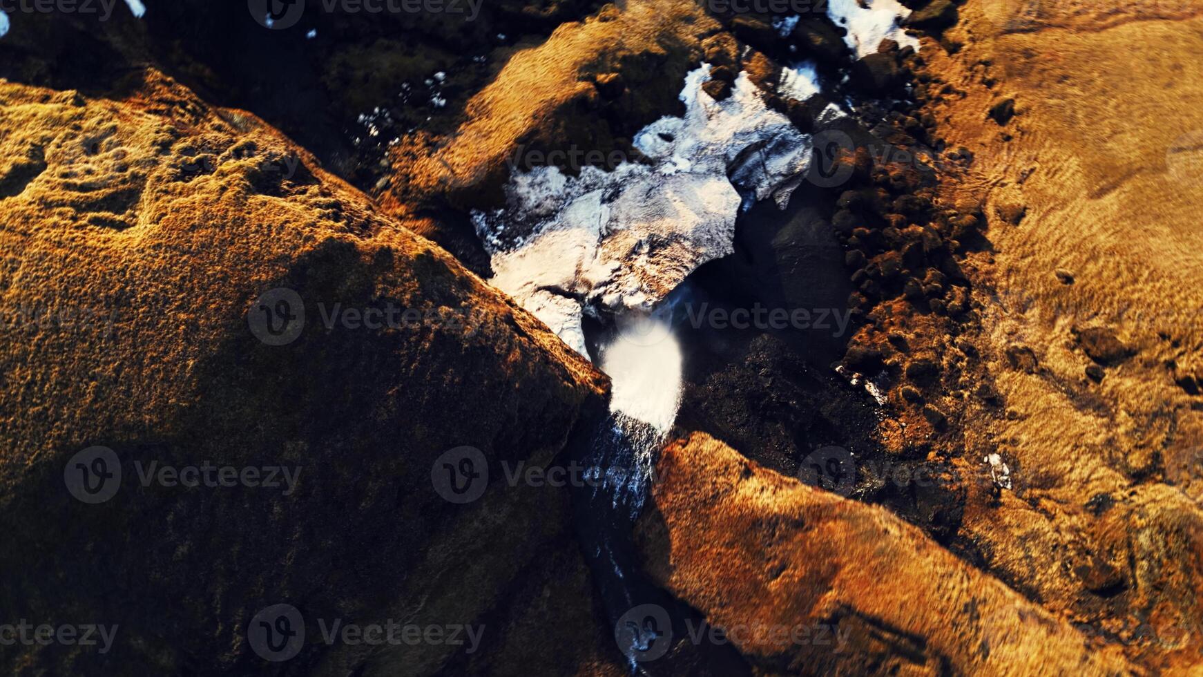 ártico cascada que cae abajo apagado acantilado, foss un Sidu cascada con río fluir corriendo apagado congelado colinas en islandés paisaje. espectacular agua corriente en nórdico naturaleza y desierto. aéreo vista. foto