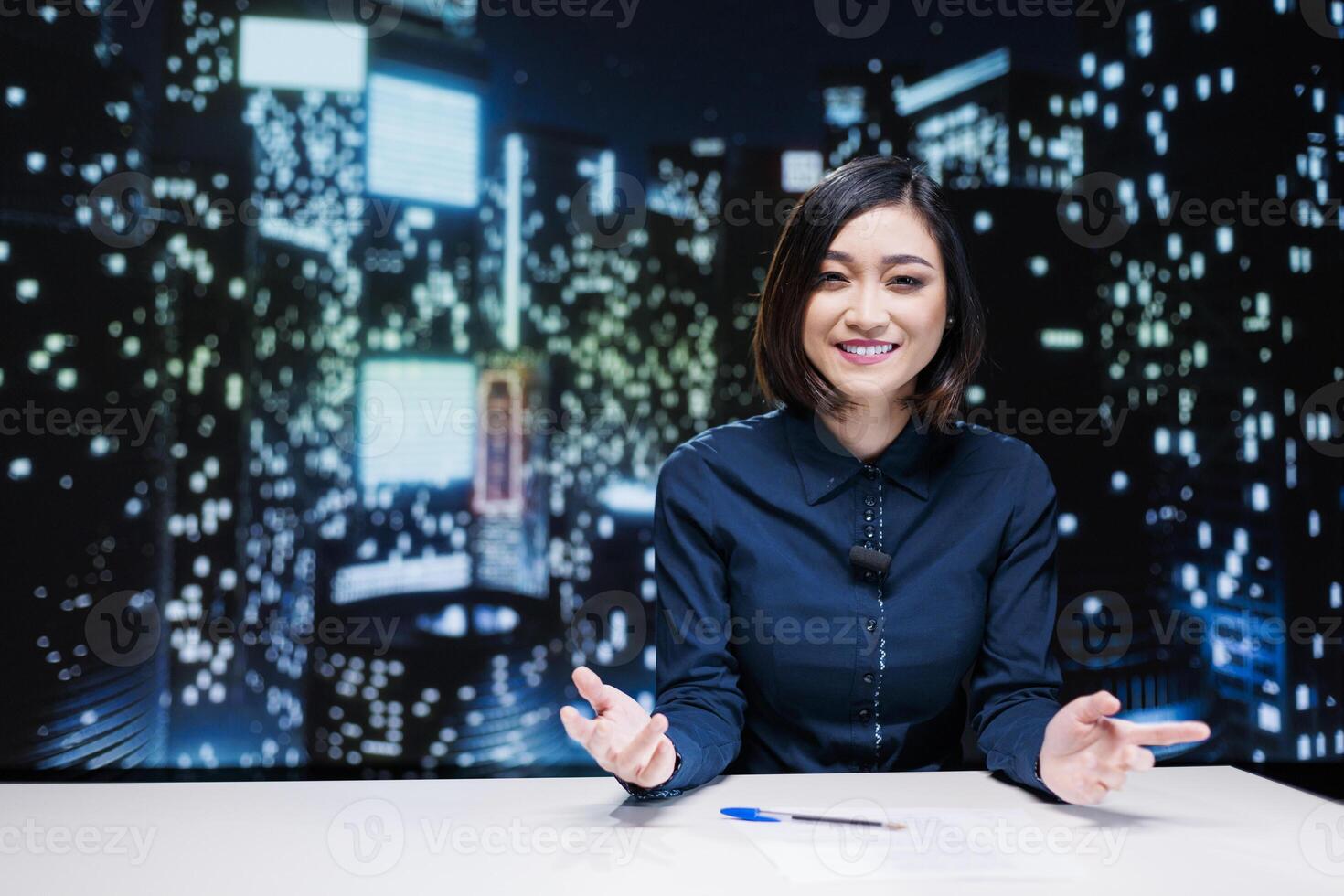 televisión reportero hospedaje tarde noche hablar espectáculo a cubrir diario noticias, presentación En Vivo información en en todo el mundo transmisión. mujer periodista trabajando como presentador a habla a importante temas foto