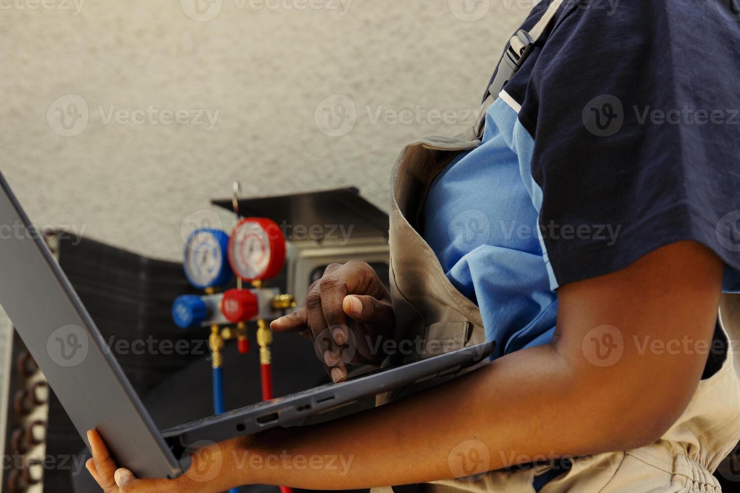 profesional técnico mirando en línea para nuevo soplador ventilador a reemplazar antiguo uno después hallazgo externo hvac sistema fuera de orden interno componente durante cliente encargado chequeo foto