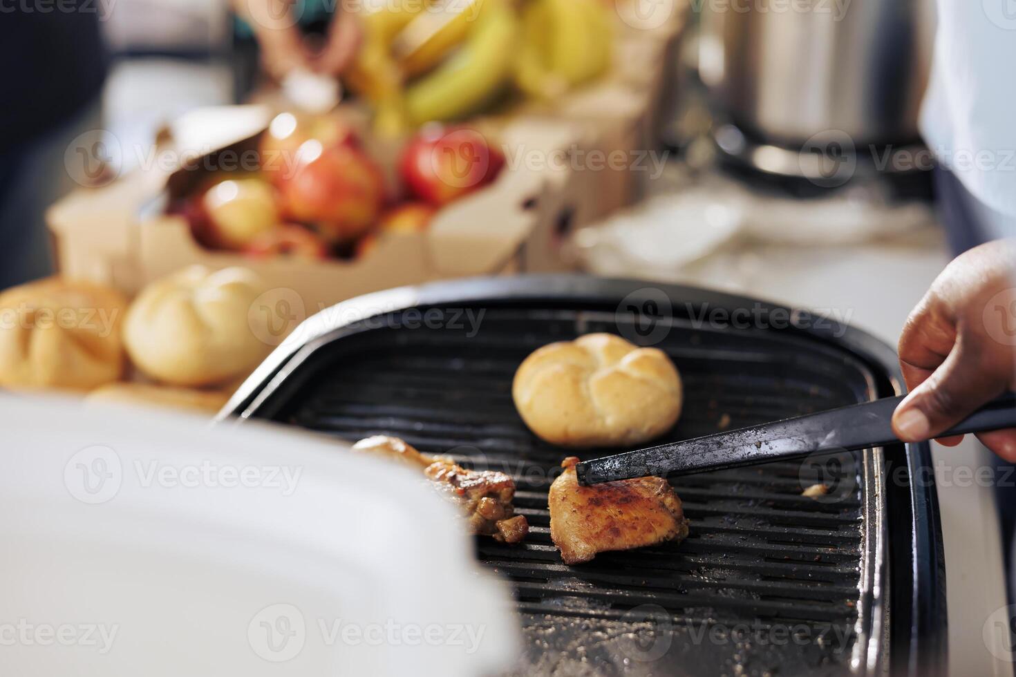 de cerca de africano americano individual preparando un sano comida a un comida conducir. caridad trabajador Proporcionar alimento para esos en necesitar exhibiendo el espíritu de caridad y trabajar como voluntario. foto