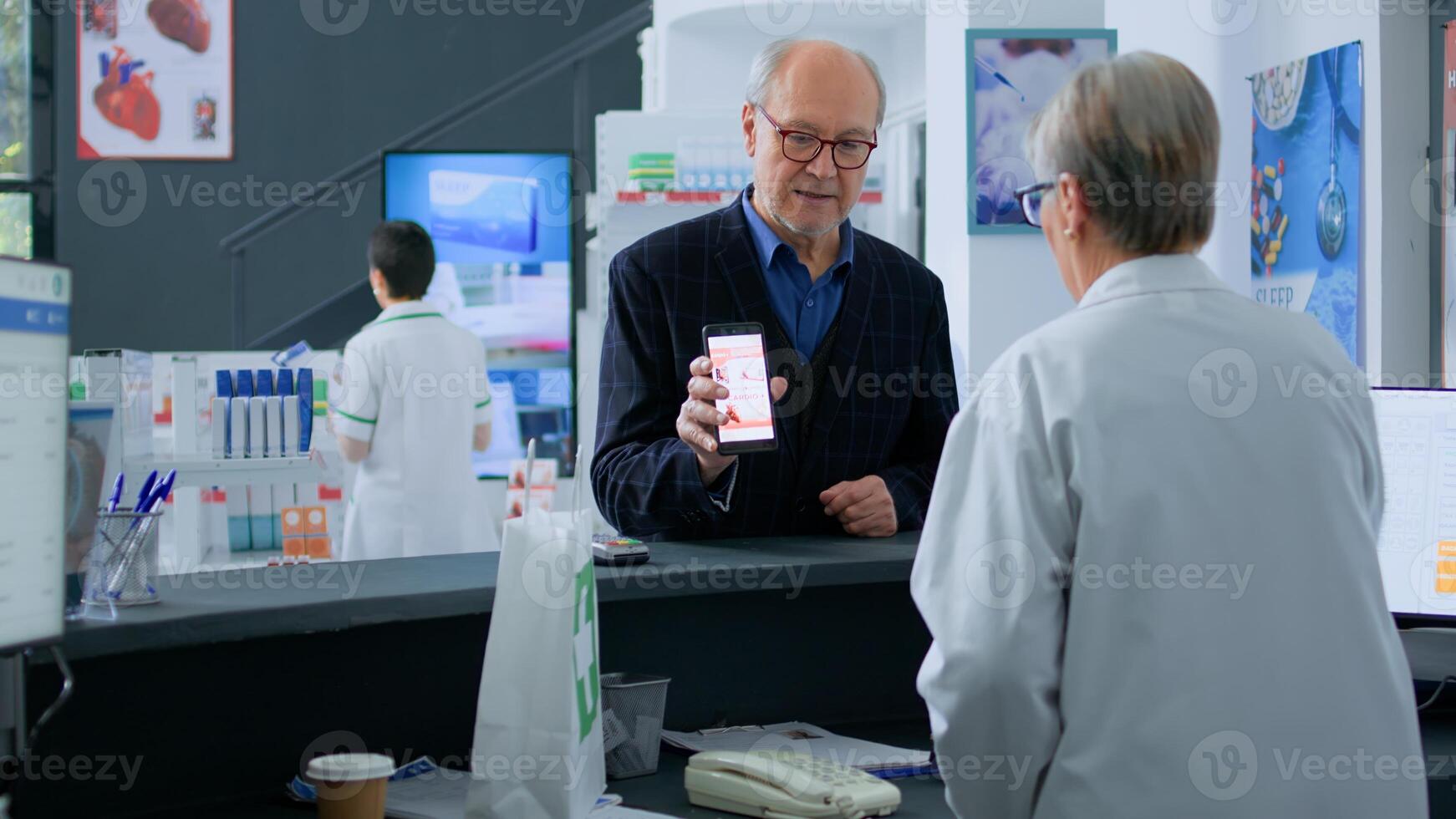 mayor hombre a farmacia encimera, demostración farmacéutico prescrito cardiovascular pastillas imagen en teléfono inteligente, Listo a comprar él. Envejecido cuidado de la salud experto de venta cliente necesario medicación fármaco foto