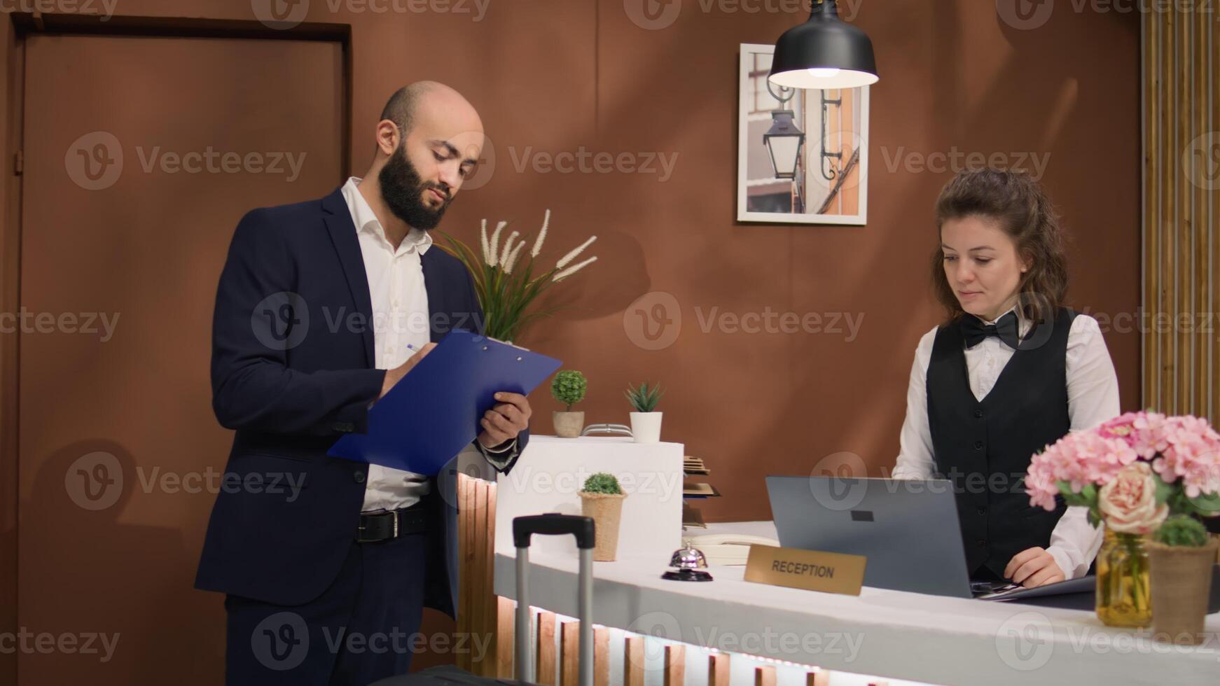 blanco collar trabajador firma documentos a hotel frente escritorio, registrando antes de reunión con internacional inversores importante invitado empresario de viaje para trabajar, firmar formularios Mano disparo. foto