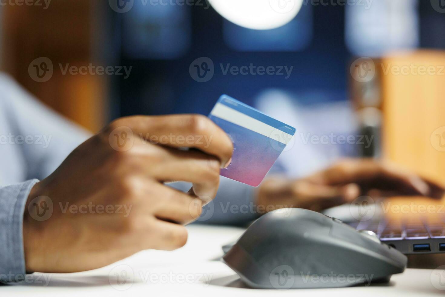 yo empleado hombre compras para ropa en línea a hogar, mecanografía crédito tarjeta información a terminar bancario transacción. joven adulto comprando mercancías en sitio web almacenar, Internet pago. cerca arriba. foto