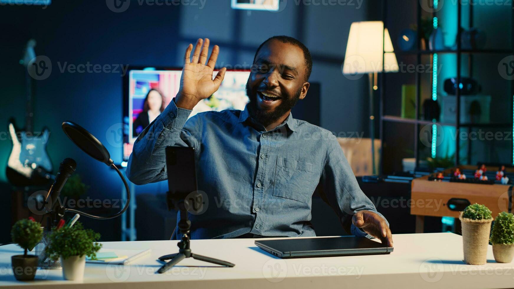 africano americano tecnología Internet estrella rodaje revisión de recién liberado juego de azar computadora portátil, saludo audiencia y presentación ellos realimentación acerca de especificaciones, haciendo aprobación foto