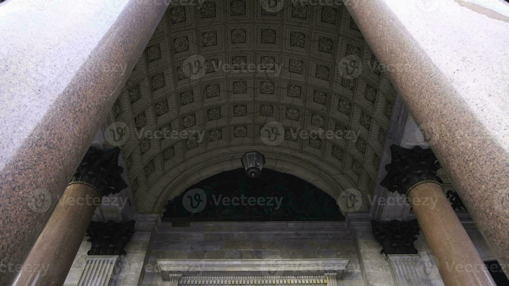 de cerca de el hermosa tallado columnas y techo a el Santo de isaac catedral entrada. concepto. Santo de isaac ortodoxo catedral arquitectura en Santo Petersburgo foto