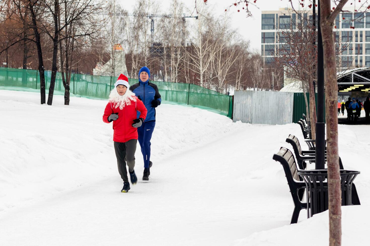 Race on January 1 in New Year's costumes running club Novosibirsk 01.01.2024 Running people in winter. photo