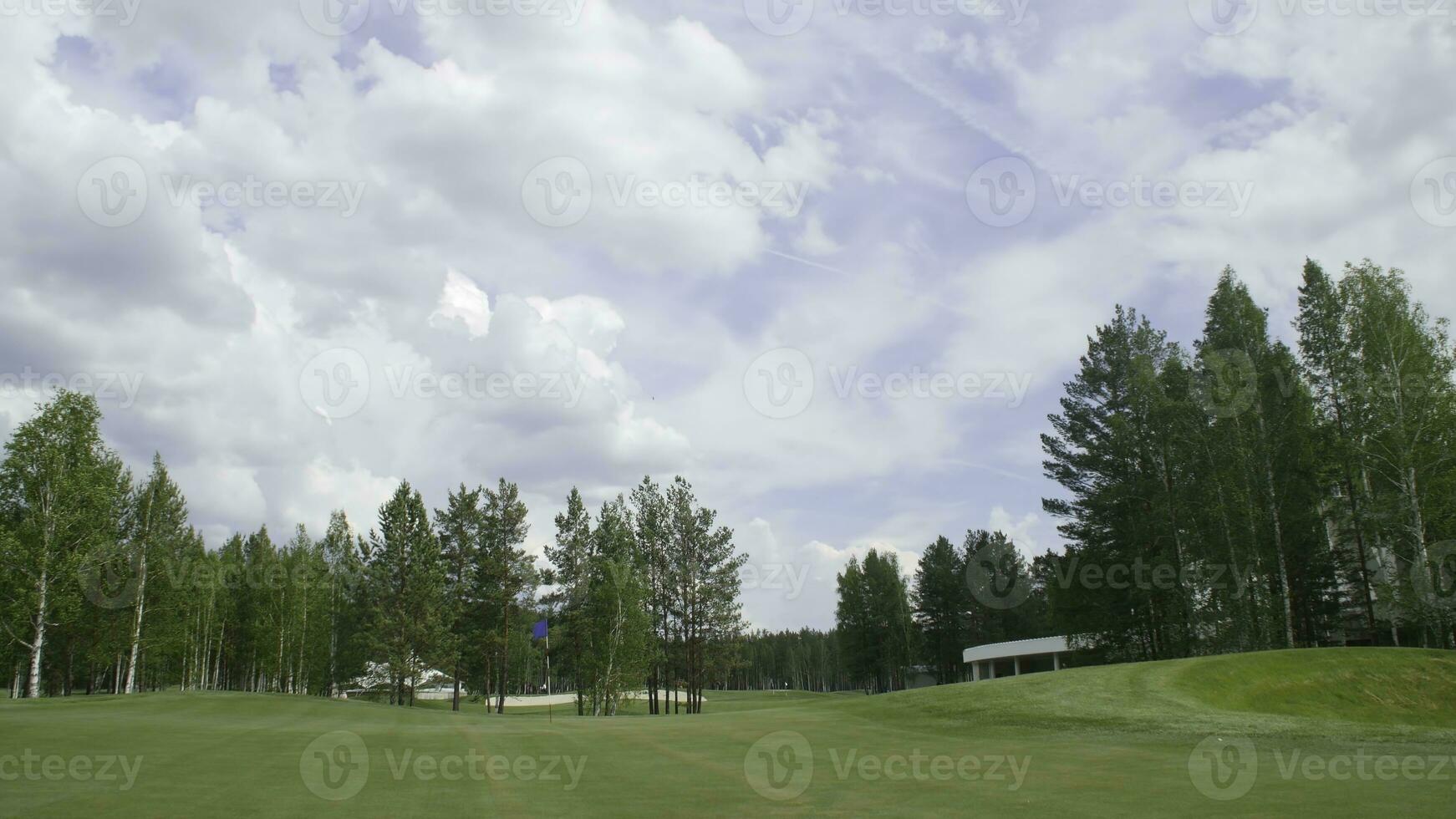 solar golf carro con nubes en azul cielo y bosque lago golf club foto