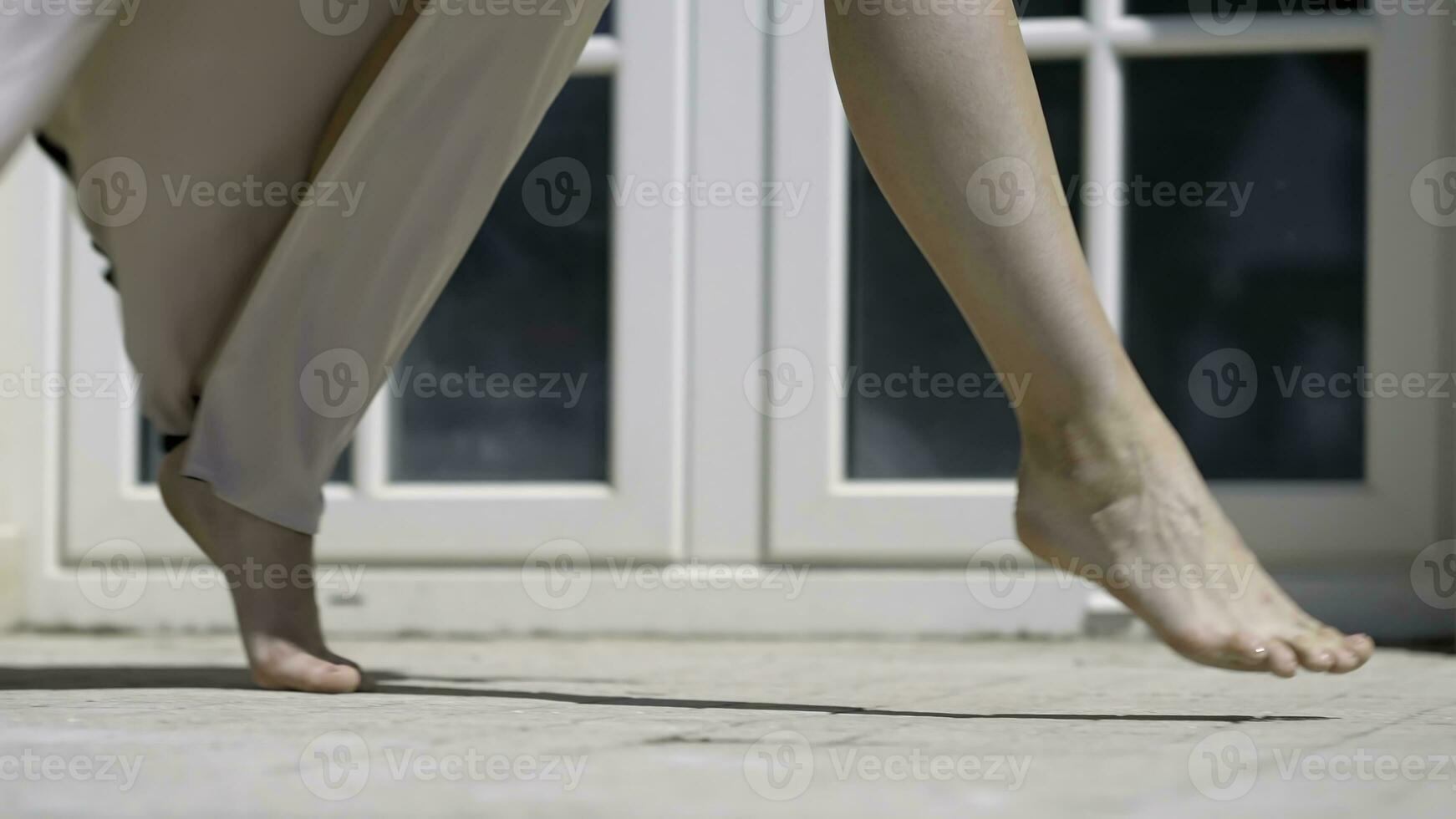 hermosa piernas de atractivo mujer en vestido. acción. mujer camina hermosamente descalzo en vestir en soleado día. hermosa amable paso de mujer en vestir foto